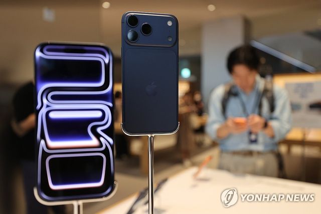 애플 명동점에 진열된 아이폰 17 시리즈
