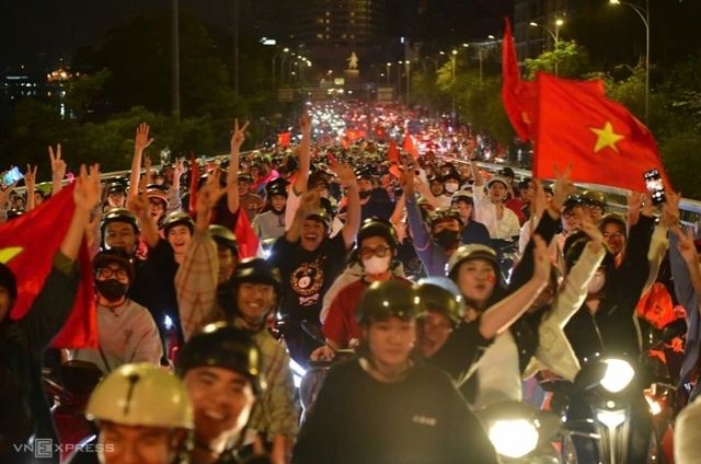 거리로 쏟아져 나온 베트남 축구팬들