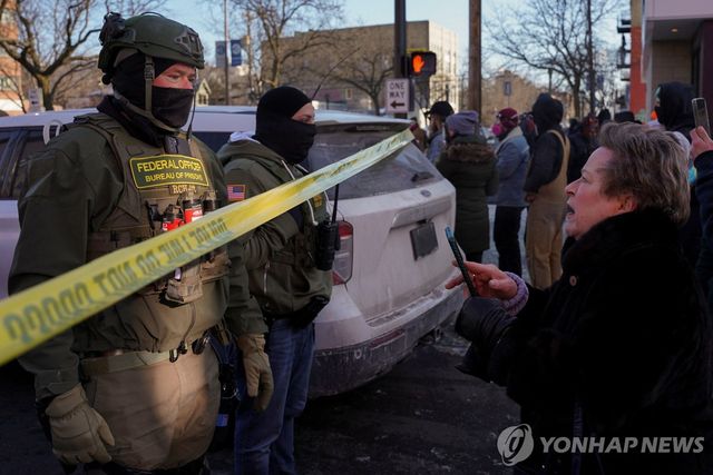 24일(현지시간) 미국 미네소타주 미니애폴리스에 배치된 연방요원
