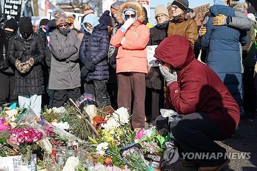 이민당국 요원 총격에 숨진 프레티 추모공간의 시민들