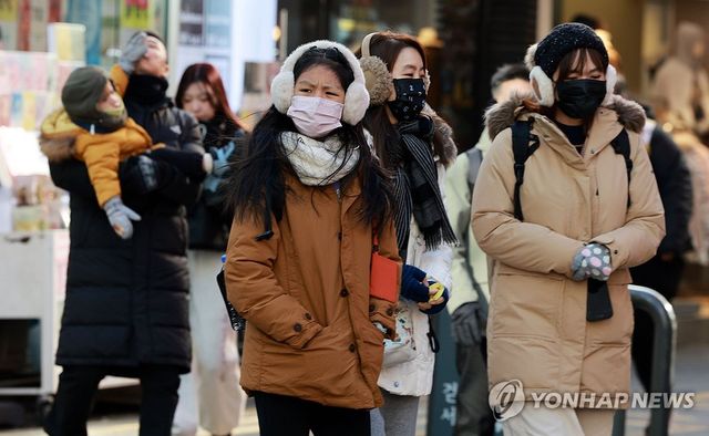 '이 추위 언제쯤 끝나려나'…한파 속 주말 즐기는 시민들