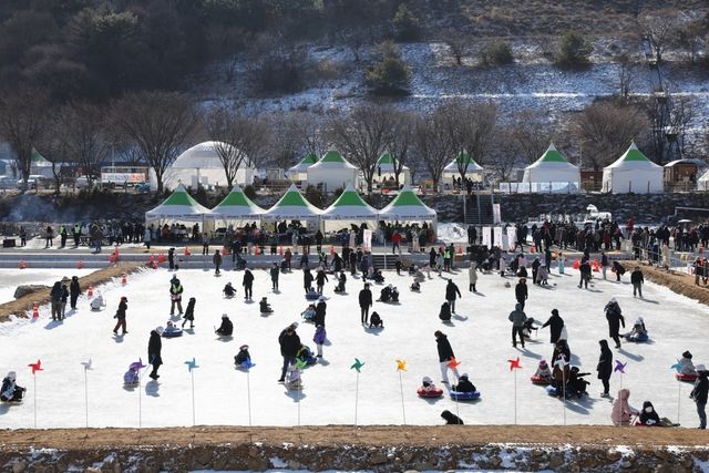 얼음썰매 타는 관광객들