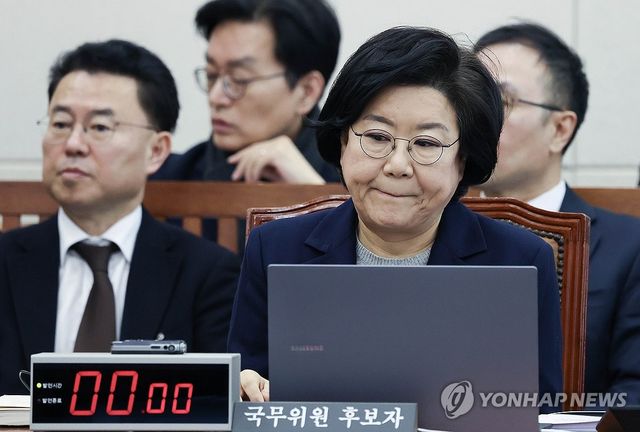 청문회 출석해 굳은 표정 짓는 이혜훈 후보자