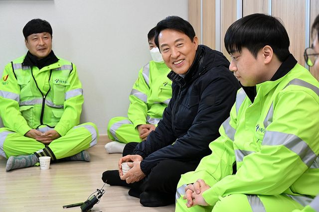 오세훈 서울시장, 중구 환경공무관 한파쉼터 방문해 격려