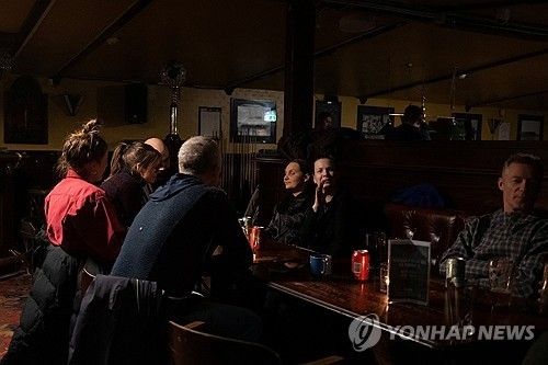 시내 전체에 전기가 끊긴 24일 밤 어둠 속에 영업하는 그린란드의 한 술집 [로이터=연합뉴스. 재판매 및 DB 금지] 
