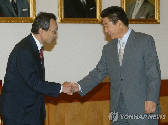 노무현 전 대통령과 이해찬 전 총리(왼쪽)