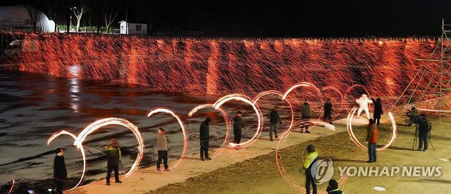 겨울밤 수놓은 낙화놀이