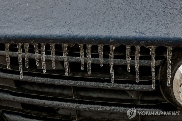 25일 조지아주 애틀랜타 시티의 한 차량에 매달린 고드름 
