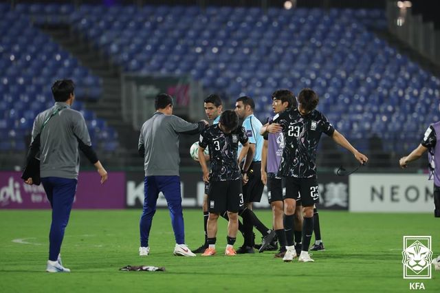 선수들을 위로하는 U-23 대표팀 코칭스태프