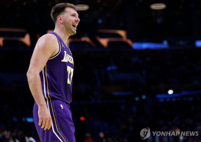 친정팀 홈에서 활짝 웃은 돈치치