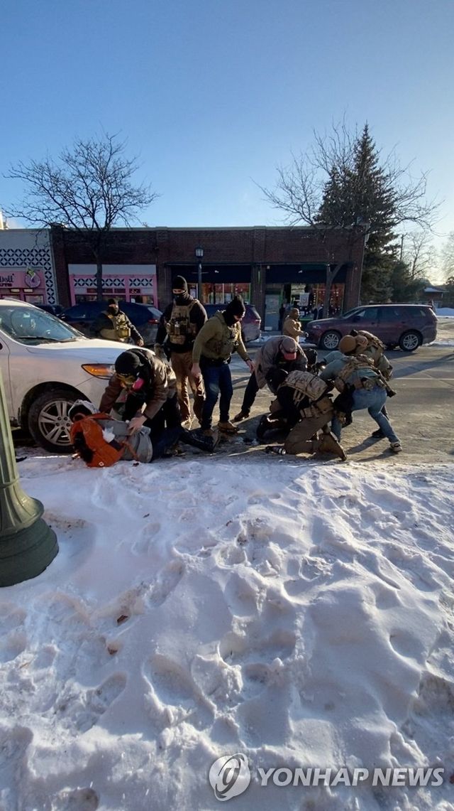 이민당국 요원들에게 제압당한 뒤 5초 동안 최소 10발의 총을 맞고 숨진 제프리 프레티. [AP 연합뉴스. 재판매 및 DB 금지]