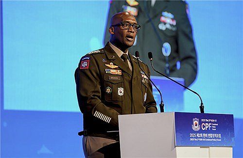 기조연설하는 제이비어 브런슨 연합사령관