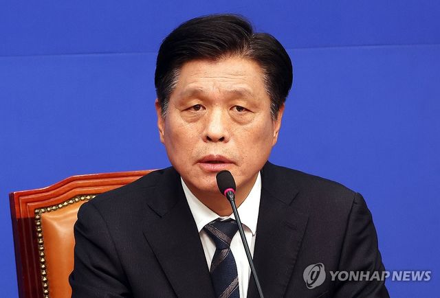 기자간담회 하는 민주당 조승래 사무총장