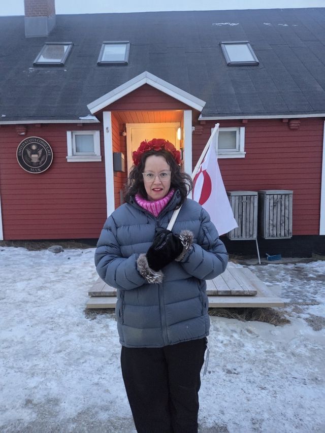 미국 영사관 앞에서 1인 시위에 나선 그린란드 주민