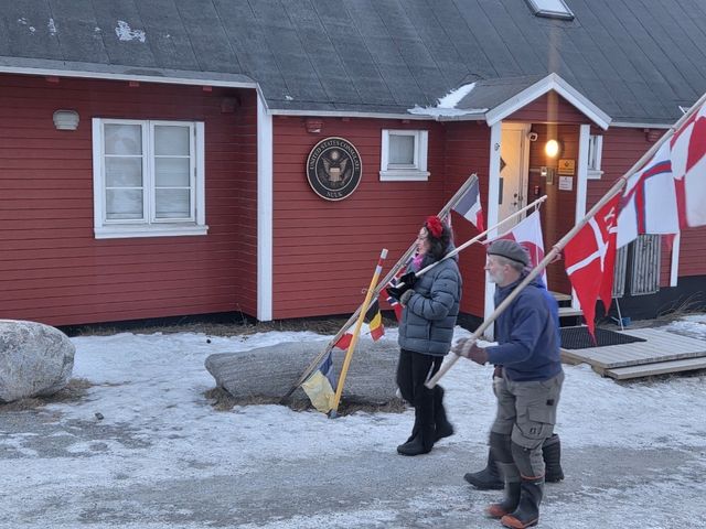 미국 영사관 앞에서 항의 시위를 펼치는 그린란드 주민들
