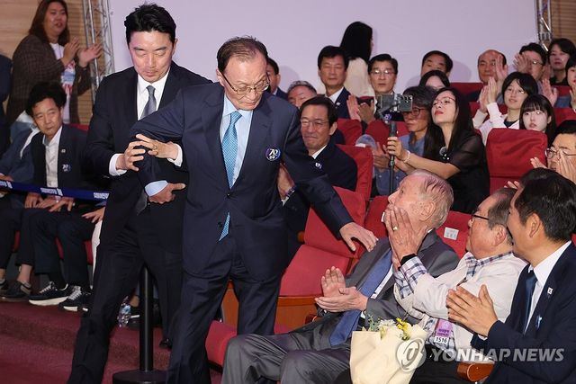이해찬 상임고문 부축하는 강훈식 비서실장