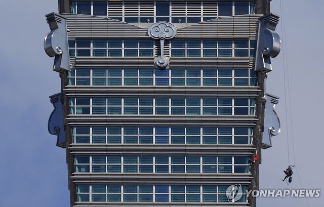 타이베이 101 빌딩 올라가는 혼널드