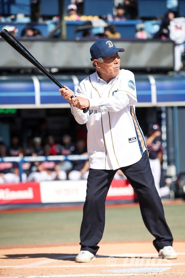 프로야구 경기 시타에 나선 김성길 선생 