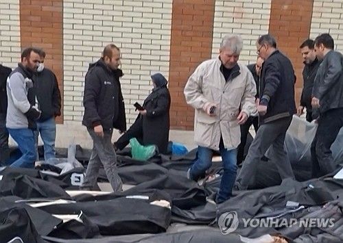 이란 법의학 센터에서 유족들이 시신 더미 속 가족을 찾는 모습