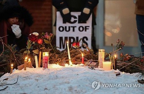 알렉스 프레티 총격 사망 장소에 마련된 임시 추모 공간