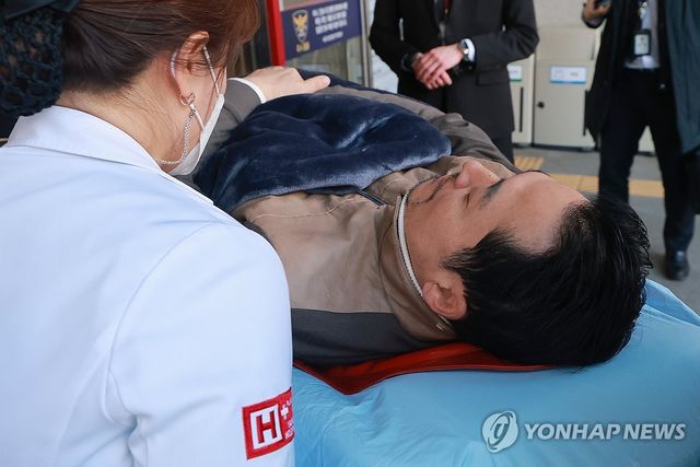병원으로 이송되는 국민의힘 장동혁 대표