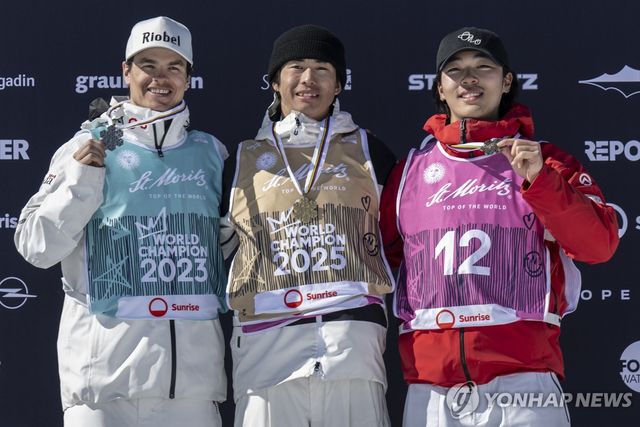 지난해 3월 세계선수권대회 동메달 획득한 정대윤(오른쪽부터)과 우승자 호리시마 이쿠마, 은메달리스트 마이클 킹즈버리[EPA=연합뉴스]