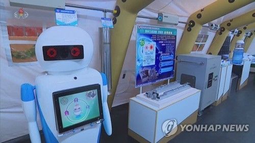 북한, 코로나19 방역용 '로봇' 공개…둥근머리에 빨간눈 깜빡