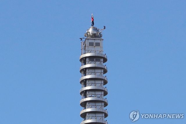보호장비 하나없이 목숨걸고…타이베이 101 등반 성공한 미국인
