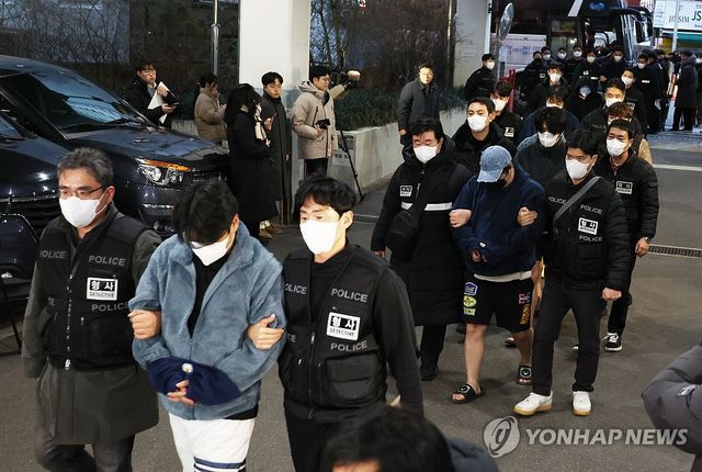 부산 동래경찰서로 압송된 캄보디아 범죄조직 가담 피의자들