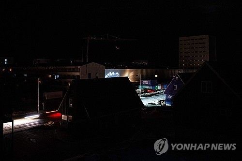 24일 밤부터 25일 새벽까지 대규모 정전이 발생한 그린란드 수도 누크 시내 [AFP=연합뉴스. 재판매 및 DB 금지]