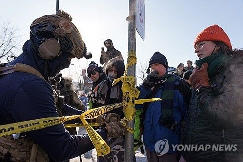 연방 이민 단속 요원에게 항의하는 미니애폴리스 시민들