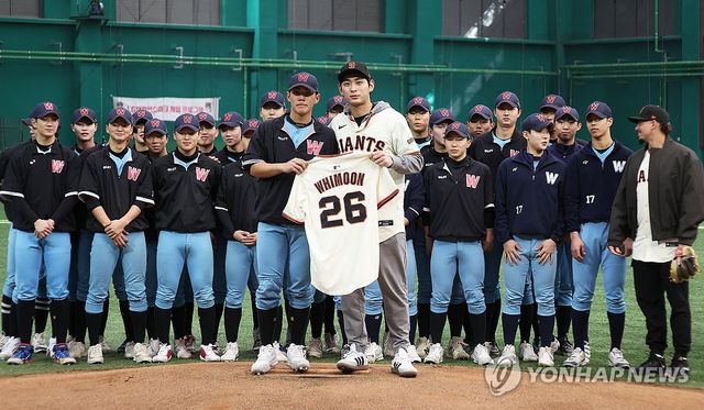 유니폼 전달하는 이정후