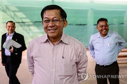 투표소 찾은 흘라잉 미얀마 최고사령관