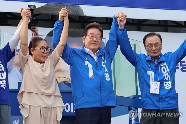 세종시민들에게 인사하는 이재명 후보