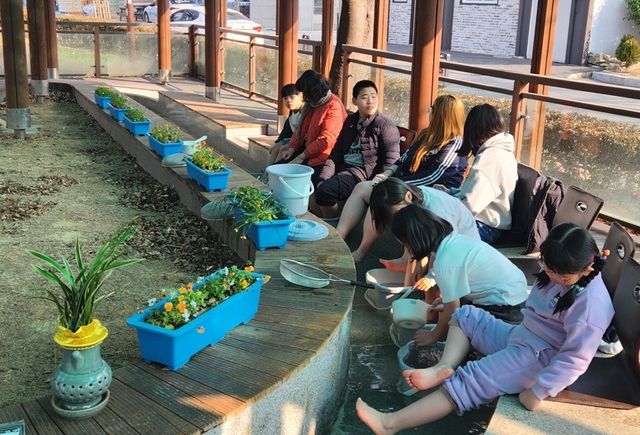 족욕장 찾은 주민들