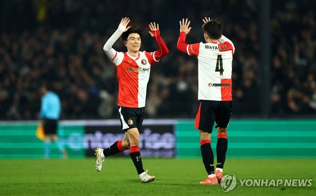 기뻐하는 황인범(왼쪽)