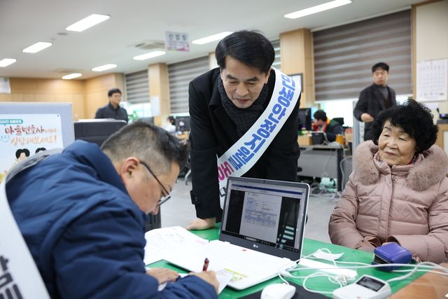 민생안정지원금 지급 안내하는 최재형(가운데) 보은군수