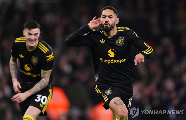 역전 결승골을 터트리고 환호하는 맨유의 마테우스 쿠냐