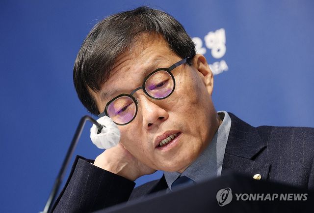 질문에 답하는 이창용 한은 총재