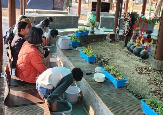 족욕장 찾은 주민들