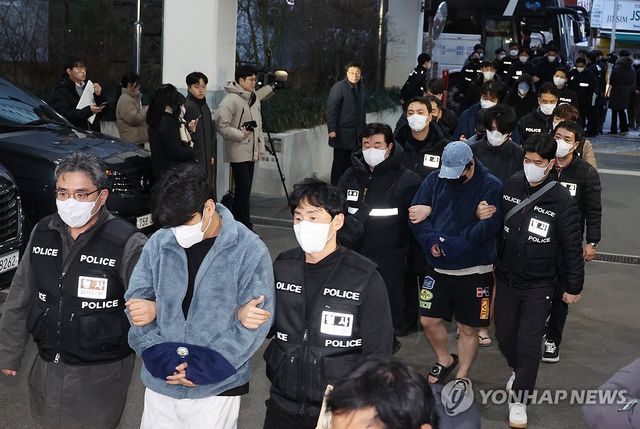 국내 송환된 캄보디아 범죄 가담자 부산 압송