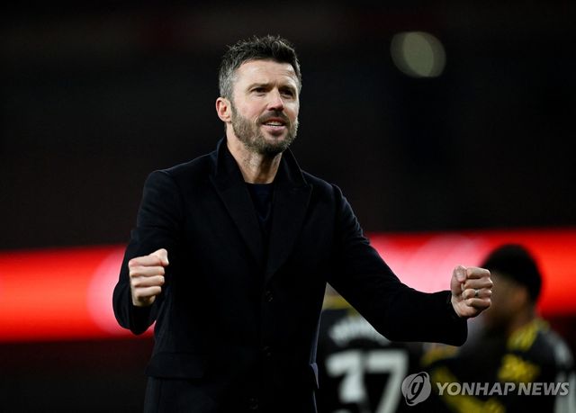 승리를 기뻐하는 맨유의 마이클 캐릭 감독