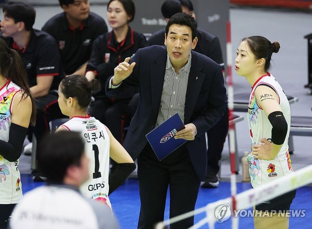 작전 지시하는 고희진 감독