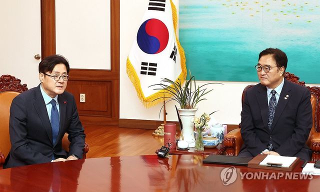 우원식 국회의장 예방한 홍익표 정무수석