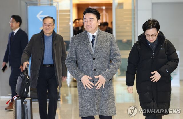 '전략경제협력 대통령 특사' 강훈식 비서실장, 캐나다로 출국