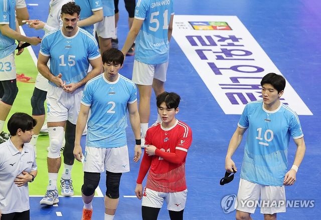 아쉬워하는 대한항공 선수들