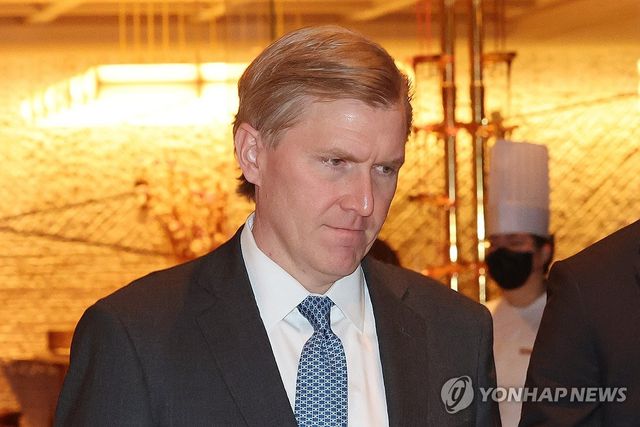 콜비 미국 국방차관, 조현 외교장관과 조찬회동