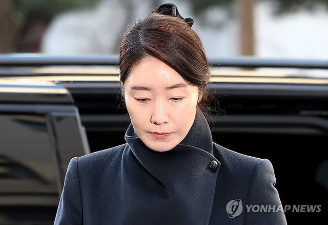 차에서 내리는 강선우 의원