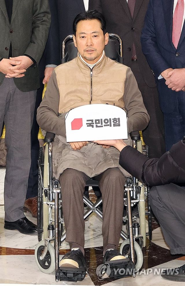 병원 이송에 앞서 발언하는 국민의힘 장동혁 대표