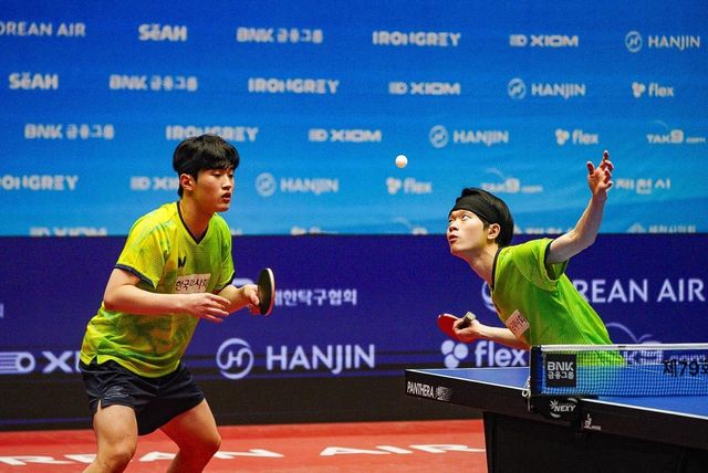 탁구 종합선수권 남자복식 우승을 차지한 우형규(오른쪽)와 최지욱